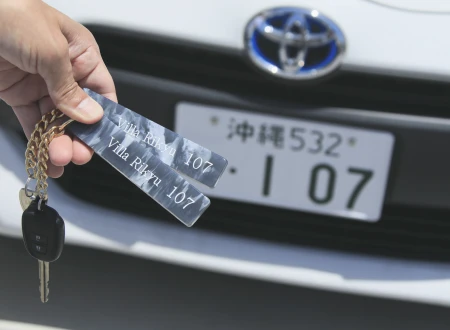 写真：車のキーと車
